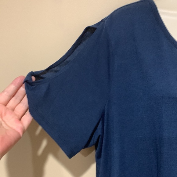 1X-3X Cold shoulder top - Picture 4 of 8